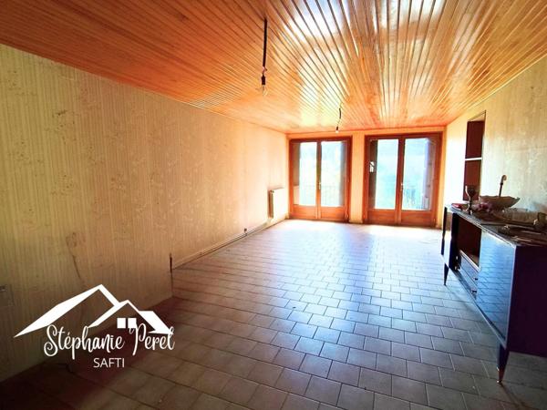 Beaux volumes, potentiel d’aménagement, grand terrain !