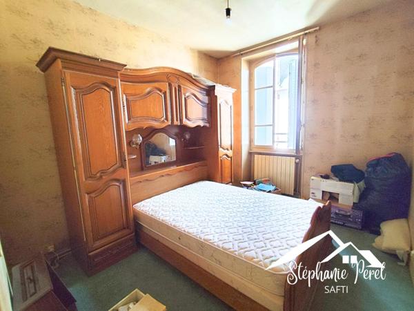 Beaux volumes, potentiel d’aménagement, grand terrain !