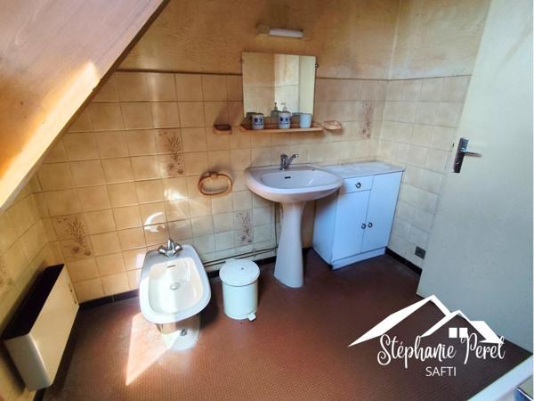 Beaux volumes, potentiel d’aménagement, grand terrain !