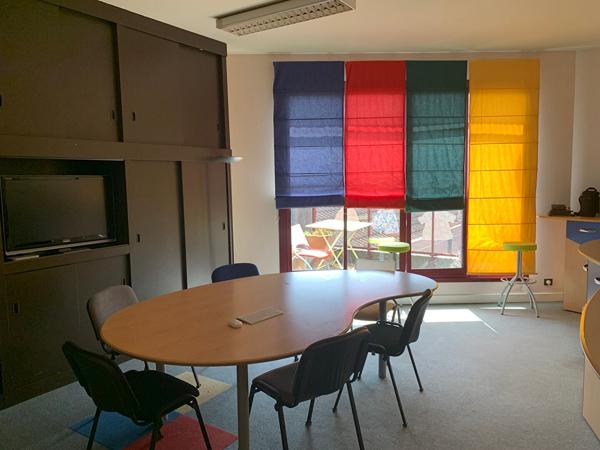 Bureau
         7 pièces
        - 208 m²