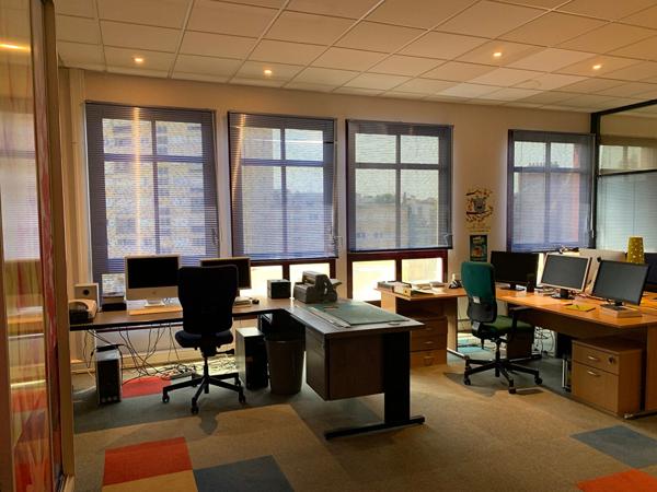 Bureau
         7 pièces
        - 208 m²