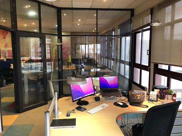 Bureau
         7 pièces
        - 208 m²