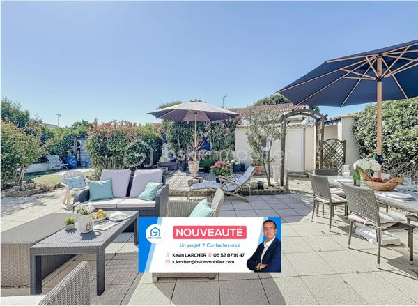 Située sur la rive droite à Palavas-les-Flots, découvrez cette charmante villa T5 de plain-pied d’environ 95 m², implantée sur une belle parcelle de 350 m².

Dès l’entrée, vous serez séduits par une spacieuse pièce de vie baignée de lumière, sublimée par une belle hauteur sous plafond avec sa cuisine entièrement aménagée et équipée.

L’espace nuit se compose de quatre chambres, dont une agréable suite parentale, ainsi qu’une salle d’eau moderne avec douche à l’italienne et un WC indépendant.

La maison dispose également d’un espace buanderie avec mezzanine offrant de nombreuses possibilités de rangement, ainsi qu’une dépendance pouvant être aménagée en atelier, local de stockage...

À l’extérieur, vous profiterez d’un jardin agréable et spacieux sur une parcelle piscinable. Un stationnement privatif est également possible sur la propriété.

Les atouts :

* Villa de plain-pied, un bien rare sur le secteur
* Quartier calme et recherché
* Terrain piscinable
* Cheminée
* Climatisation réversible
* Menuiseries double vitrage
* Isolation récemment refaite
* Store-banne motorisé
* Portail Voiture motorisé

Une opportunité rare à Palavas-les-Flots, idéale pour une résidence principale comme pour une résidence secondaire à quelques minutes des plages et des commodités.