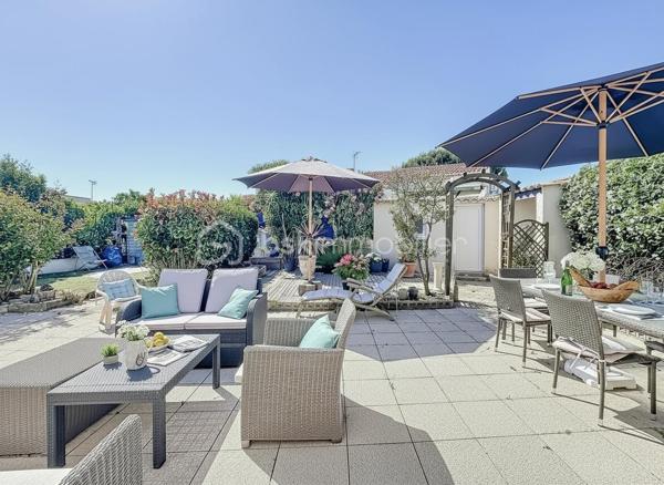 Située sur la rive droite à Palavas-les-Flots, découvrez cette charmante villa T5 de plain-pied d’environ 95 m², implantée sur une belle parcelle de 350 m².

Dès l’entrée, vous serez séduits par une spacieuse pièce de vie baignée de lumière, sublimée par une belle hauteur sous plafond avec sa cuisine entièrement aménagée et équipée.

L’espace nuit se compose de quatre chambres, dont une agréable suite parentale, ainsi qu’une salle d’eau moderne avec douche à l’italienne et un WC indépendant.

La maison dispose également d’un espace buanderie avec mezzanine offrant de nombreuses possibilités de rangement, ainsi qu’une dépendance pouvant être aménagée en atelier, local de stockage...

À l’extérieur, vous profiterez d’un jardin agréable et spacieux sur une parcelle piscinable. Un stationnement privatif est également possible sur la propriété.

Les atouts :

* Villa de plain-pied, un bien rare sur le secteur
* Quartier calme et recherché
* Terrain piscinable
* Cheminée
* Climatisation réversible
* Menuiseries double vitrage
* Isolation récemment refaite
* Store-banne motorisé
* Portail Voiture motorisé

Une opportunité rare à Palavas-les-Flots, idéale pour une résidence principale comme pour une résidence secondaire à quelques minutes des plages et des commodités.