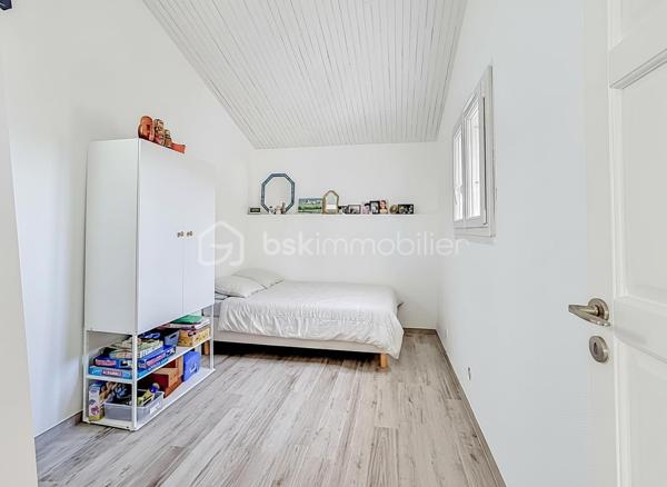 Située sur la rive droite à Palavas-les-Flots, découvrez cette charmante villa T5 de plain-pied d’environ 95 m², implantée sur une belle parcelle de 350 m².

Dès l’entrée, vous serez séduits par une spacieuse pièce de vie baignée de lumière, sublimée par une belle hauteur sous plafond avec sa cuisine entièrement aménagée et équipée.

L’espace nuit se compose de quatre chambres, dont une agréable suite parentale, ainsi qu’une salle d’eau moderne avec douche à l’italienne et un WC indépendant.

La maison dispose également d’un espace buanderie avec mezzanine offrant de nombreuses possibilités de rangement, ainsi qu’une dépendance pouvant être aménagée en atelier, local de stockage...

À l’extérieur, vous profiterez d’un jardin agréable et spacieux sur une parcelle piscinable. Un stationnement privatif est également possible sur la propriété.

Les atouts :

* Villa de plain-pied, un bien rare sur le secteur
* Quartier calme et recherché
* Terrain piscinable
* Cheminée
* Climatisation réversible
* Menuiseries double vitrage
* Isolation récemment refaite
* Store-banne motorisé
* Portail Voiture motorisé

Une opportunité rare à Palavas-les-Flots, idéale pour une résidence principale comme pour une résidence secondaire à quelques minutes des plages et des commodités.