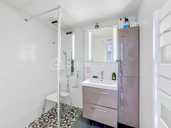 Située sur la rive droite à Palavas-les-Flots, découvrez cette charmante villa T5 de plain-pied d’environ 95 m², implantée sur une belle parcelle de 350 m².

Dès l’entrée, vous serez séduits par une spacieuse pièce de vie baignée de lumière, sublimée par une belle hauteur sous plafond avec sa cuisine entièrement aménagée et équipée.

L’espace nuit se compose de quatre chambres, dont une agréable suite parentale, ainsi qu’une salle d’eau moderne avec douche à l’italienne et un WC indépendant.

La maison dispose également d’un espace buanderie avec mezzanine offrant de nombreuses possibilités de rangement, ainsi qu’une dépendance pouvant être aménagée en atelier, local de stockage...

À l’extérieur, vous profiterez d’un jardin agréable et spacieux sur une parcelle piscinable. Un stationnement privatif est également possible sur la propriété.

Les atouts :

* Villa de plain-pied, un bien rare sur le secteur
* Quartier calme et recherché
* Terrain piscinable
* Cheminée
* Climatisation réversible
* Menuiseries double vitrage
* Isolation récemment refaite
* Store-banne motorisé
* Portail Voiture motorisé

Une opportunité rare à Palavas-les-Flots, idéale pour une résidence principale comme pour une résidence secondaire à quelques minutes des plages et des commodités.