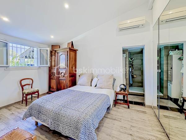 Située sur la rive droite à Palavas-les-Flots, découvrez cette charmante villa T5 de plain-pied d’environ 95 m², implantée sur une belle parcelle de 350 m².

Dès l’entrée, vous serez séduits par une spacieuse pièce de vie baignée de lumière, sublimée par une belle hauteur sous plafond avec sa cuisine entièrement aménagée et équipée.

L’espace nuit se compose de quatre chambres, dont une agréable suite parentale, ainsi qu’une salle d’eau moderne avec douche à l’italienne et un WC indépendant.

La maison dispose également d’un espace buanderie avec mezzanine offrant de nombreuses possibilités de rangement, ainsi qu’une dépendance pouvant être aménagée en atelier, local de stockage...

À l’extérieur, vous profiterez d’un jardin agréable et spacieux sur une parcelle piscinable. Un stationnement privatif est également possible sur la propriété.

Les atouts :

* Villa de plain-pied, un bien rare sur le secteur
* Quartier calme et recherché
* Terrain piscinable
* Cheminée
* Climatisation réversible
* Menuiseries double vitrage
* Isolation récemment refaite
* Store-banne motorisé
* Portail Voiture motorisé

Une opportunité rare à Palavas-les-Flots, idéale pour une résidence principale comme pour une résidence secondaire à quelques minutes des plages et des commodités.