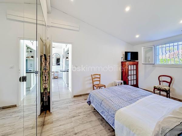 Située sur la rive droite à Palavas-les-Flots, découvrez cette charmante villa T5 de plain-pied d’environ 95 m², implantée sur une belle parcelle de 350 m².

Dès l’entrée, vous serez séduits par une spacieuse pièce de vie baignée de lumière, sublimée par une belle hauteur sous plafond avec sa cuisine entièrement aménagée et équipée.

L’espace nuit se compose de quatre chambres, dont une agréable suite parentale, ainsi qu’une salle d’eau moderne avec douche à l’italienne et un WC indépendant.

La maison dispose également d’un espace buanderie avec mezzanine offrant de nombreuses possibilités de rangement, ainsi qu’une dépendance pouvant être aménagée en atelier, local de stockage...

À l’extérieur, vous profiterez d’un jardin agréable et spacieux sur une parcelle piscinable. Un stationnement privatif est également possible sur la propriété.

Les atouts :

* Villa de plain-pied, un bien rare sur le secteur
* Quartier calme et recherché
* Terrain piscinable
* Cheminée
* Climatisation réversible
* Menuiseries double vitrage
* Isolation récemment refaite
* Store-banne motorisé
* Portail Voiture motorisé

Une opportunité rare à Palavas-les-Flots, idéale pour une résidence principale comme pour une résidence secondaire à quelques minutes des plages et des commodités.