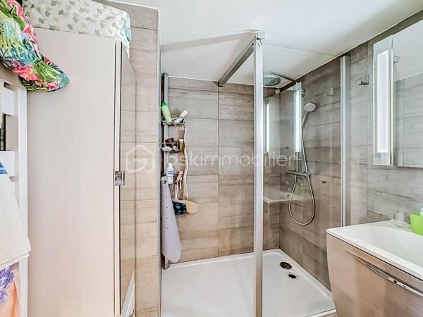 Située sur la rive droite à Palavas-les-Flots, découvrez cette charmante villa T5 de plain-pied d’environ 95 m², implantée sur une belle parcelle de 350 m².

Dès l’entrée, vous serez séduits par une spacieuse pièce de vie baignée de lumière, sublimée par une belle hauteur sous plafond avec sa cuisine entièrement aménagée et équipée.

L’espace nuit se compose de quatre chambres, dont une agréable suite parentale, ainsi qu’une salle d’eau moderne avec douche à l’italienne et un WC indépendant.

La maison dispose également d’un espace buanderie avec mezzanine offrant de nombreuses possibilités de rangement, ainsi qu’une dépendance pouvant être aménagée en atelier, local de stockage...

À l’extérieur, vous profiterez d’un jardin agréable et spacieux sur une parcelle piscinable. Un stationnement privatif est également possible sur la propriété.

Les atouts :

* Villa de plain-pied, un bien rare sur le secteur
* Quartier calme et recherché
* Terrain piscinable
* Cheminée
* Climatisation réversible
* Menuiseries double vitrage
* Isolation récemment refaite
* Store-banne motorisé
* Portail Voiture motorisé

Une opportunité rare à Palavas-les-Flots, idéale pour une résidence principale comme pour une résidence secondaire à quelques minutes des plages et des commodités.