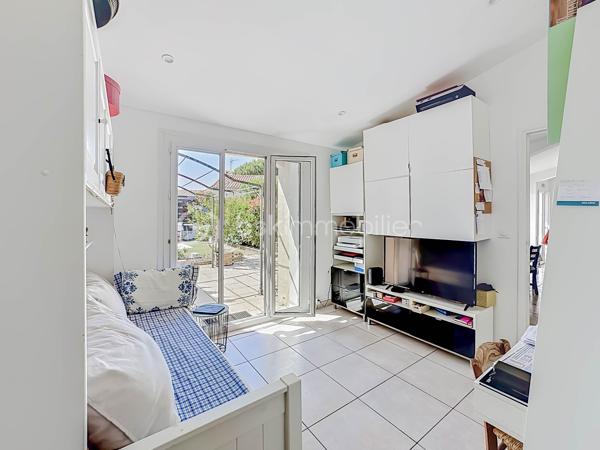Située sur la rive droite à Palavas-les-Flots, découvrez cette charmante villa T5 de plain-pied d’environ 95 m², implantée sur une belle parcelle de 350 m².

Dès l’entrée, vous serez séduits par une spacieuse pièce de vie baignée de lumière, sublimée par une belle hauteur sous plafond avec sa cuisine entièrement aménagée et équipée.

L’espace nuit se compose de quatre chambres, dont une agréable suite parentale, ainsi qu’une salle d’eau moderne avec douche à l’italienne et un WC indépendant.

La maison dispose également d’un espace buanderie avec mezzanine offrant de nombreuses possibilités de rangement, ainsi qu’une dépendance pouvant être aménagée en atelier, local de stockage...

À l’extérieur, vous profiterez d’un jardin agréable et spacieux sur une parcelle piscinable. Un stationnement privatif est également possible sur la propriété.

Les atouts :

* Villa de plain-pied, un bien rare sur le secteur
* Quartier calme et recherché
* Terrain piscinable
* Cheminée
* Climatisation réversible
* Menuiseries double vitrage
* Isolation récemment refaite
* Store-banne motorisé
* Portail Voiture motorisé

Une opportunité rare à Palavas-les-Flots, idéale pour une résidence principale comme pour une résidence secondaire à quelques minutes des plages et des commodités.