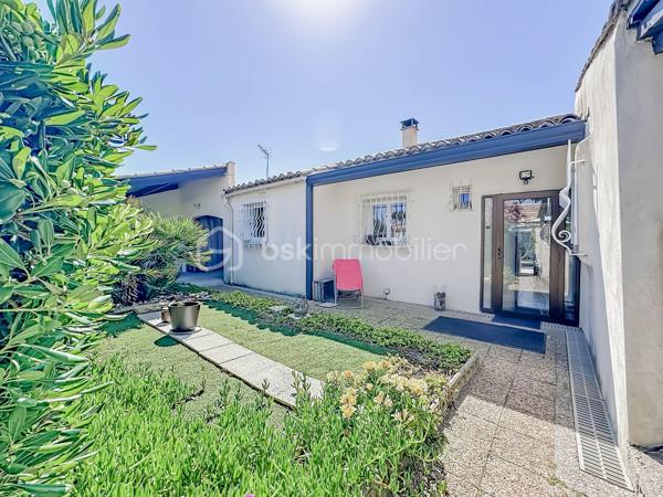 Située sur la rive droite à Palavas-les-Flots, découvrez cette charmante villa T5 de plain-pied d’environ 95 m², implantée sur une belle parcelle de 350 m².

Dès l’entrée, vous serez séduits par une spacieuse pièce de vie baignée de lumière, sublimée par une belle hauteur sous plafond avec sa cuisine entièrement aménagée et équipée.

L’espace nuit se compose de quatre chambres, dont une agréable suite parentale, ainsi qu’une salle d’eau moderne avec douche à l’italienne et un WC indépendant.

La maison dispose également d’un espace buanderie avec mezzanine offrant de nombreuses possibilités de rangement, ainsi qu’une dépendance pouvant être aménagée en atelier, local de stockage...

À l’extérieur, vous profiterez d’un jardin agréable et spacieux sur une parcelle piscinable. Un stationnement privatif est également possible sur la propriété.

Les atouts :

* Villa de plain-pied, un bien rare sur le secteur
* Quartier calme et recherché
* Terrain piscinable
* Cheminée
* Climatisation réversible
* Menuiseries double vitrage
* Isolation récemment refaite
* Store-banne motorisé
* Portail Voiture motorisé

Une opportunité rare à Palavas-les-Flots, idéale pour une résidence principale comme pour une résidence secondaire à quelques minutes des plages et des commodités.
