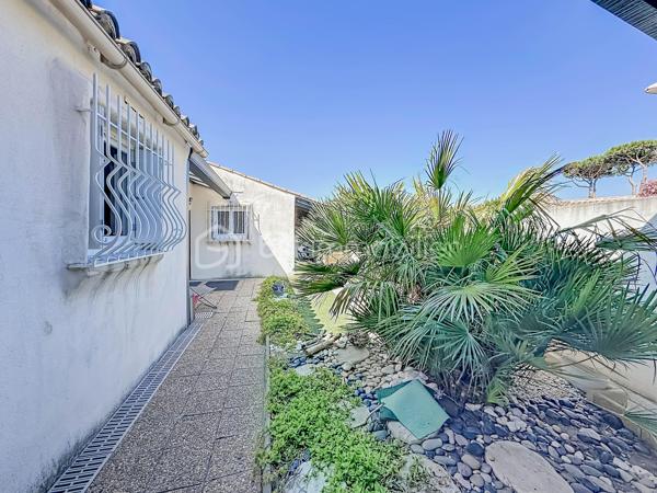 Située sur la rive droite à Palavas-les-Flots, découvrez cette charmante villa T5 de plain-pied d’environ 95 m², implantée sur une belle parcelle de 350 m².

Dès l’entrée, vous serez séduits par une spacieuse pièce de vie baignée de lumière, sublimée par une belle hauteur sous plafond avec sa cuisine entièrement aménagée et équipée.

L’espace nuit se compose de quatre chambres, dont une agréable suite parentale, ainsi qu’une salle d’eau moderne avec douche à l’italienne et un WC indépendant.

La maison dispose également d’un espace buanderie avec mezzanine offrant de nombreuses possibilités de rangement, ainsi qu’une dépendance pouvant être aménagée en atelier, local de stockage...

À l’extérieur, vous profiterez d’un jardin agréable et spacieux sur une parcelle piscinable. Un stationnement privatif est également possible sur la propriété.

Les atouts :

* Villa de plain-pied, un bien rare sur le secteur
* Quartier calme et recherché
* Terrain piscinable
* Cheminée
* Climatisation réversible
* Menuiseries double vitrage
* Isolation récemment refaite
* Store-banne motorisé
* Portail Voiture motorisé

Une opportunité rare à Palavas-les-Flots, idéale pour une résidence principale comme pour une résidence secondaire à quelques minutes des plages et des commodités.