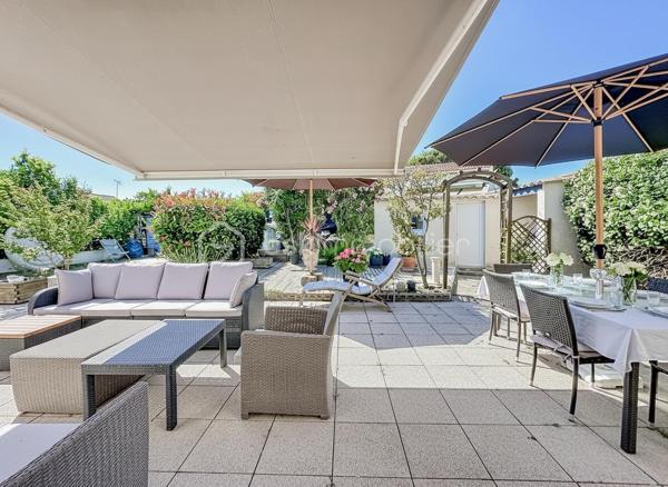 Située sur la rive droite à Palavas-les-Flots, découvrez cette charmante villa T5 de plain-pied d’environ 95 m², implantée sur une belle parcelle de 350 m².

Dès l’entrée, vous serez séduits par une spacieuse pièce de vie baignée de lumière, sublimée par une belle hauteur sous plafond avec sa cuisine entièrement aménagée et équipée.

L’espace nuit se compose de quatre chambres, dont une agréable suite parentale, ainsi qu’une salle d’eau moderne avec douche à l’italienne et un WC indépendant.

La maison dispose également d’un espace buanderie avec mezzanine offrant de nombreuses possibilités de rangement, ainsi qu’une dépendance pouvant être aménagée en atelier, local de stockage...

À l’extérieur, vous profiterez d’un jardin agréable et spacieux sur une parcelle piscinable. Un stationnement privatif est également possible sur la propriété.

Les atouts :

* Villa de plain-pied, un bien rare sur le secteur
* Quartier calme et recherché
* Terrain piscinable
* Cheminée
* Climatisation réversible
* Menuiseries double vitrage
* Isolation récemment refaite
* Store-banne motorisé
* Portail Voiture motorisé

Une opportunité rare à Palavas-les-Flots, idéale pour une résidence principale comme pour une résidence secondaire à quelques minutes des plages et des commodités.