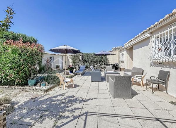 Située sur la rive droite à Palavas-les-Flots, découvrez cette charmante villa T5 de plain-pied d’environ 95 m², implantée sur une belle parcelle de 350 m².

Dès l’entrée, vous serez séduits par une spacieuse pièce de vie baignée de lumière, sublimée par une belle hauteur sous plafond avec sa cuisine entièrement aménagée et équipée.

L’espace nuit se compose de quatre chambres, dont une agréable suite parentale, ainsi qu’une salle d’eau moderne avec douche à l’italienne et un WC indépendant.

La maison dispose également d’un espace buanderie avec mezzanine offrant de nombreuses possibilités de rangement, ainsi qu’une dépendance pouvant être aménagée en atelier, local de stockage...

À l’extérieur, vous profiterez d’un jardin agréable et spacieux sur une parcelle piscinable. Un stationnement privatif est également possible sur la propriété.

Les atouts :

* Villa de plain-pied, un bien rare sur le secteur
* Quartier calme et recherché
* Terrain piscinable
* Cheminée
* Climatisation réversible
* Menuiseries double vitrage
* Isolation récemment refaite
* Store-banne motorisé
* Portail Voiture motorisé

Une opportunité rare à Palavas-les-Flots, idéale pour une résidence principale comme pour une résidence secondaire à quelques minutes des plages et des commodités.