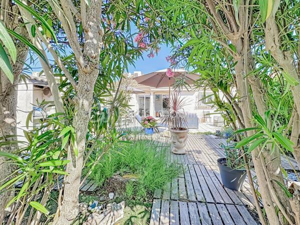 Située sur la rive droite à Palavas-les-Flots, découvrez cette charmante villa T5 de plain-pied d’environ 95 m², implantée sur une belle parcelle de 350 m².

Dès l’entrée, vous serez séduits par une spacieuse pièce de vie baignée de lumière, sublimée par une belle hauteur sous plafond avec sa cuisine entièrement aménagée et équipée.

L’espace nuit se compose de quatre chambres, dont une agréable suite parentale, ainsi qu’une salle d’eau moderne avec douche à l’italienne et un WC indépendant.

La maison dispose également d’un espace buanderie avec mezzanine offrant de nombreuses possibilités de rangement, ainsi qu’une dépendance pouvant être aménagée en atelier, local de stockage...

À l’extérieur, vous profiterez d’un jardin agréable et spacieux sur une parcelle piscinable. Un stationnement privatif est également possible sur la propriété.

Les atouts :

* Villa de plain-pied, un bien rare sur le secteur
* Quartier calme et recherché
* Terrain piscinable
* Cheminée
* Climatisation réversible
* Menuiseries double vitrage
* Isolation récemment refaite
* Store-banne motorisé
* Portail Voiture motorisé

Une opportunité rare à Palavas-les-Flots, idéale pour une résidence principale comme pour une résidence secondaire à quelques minutes des plages et des commodités.