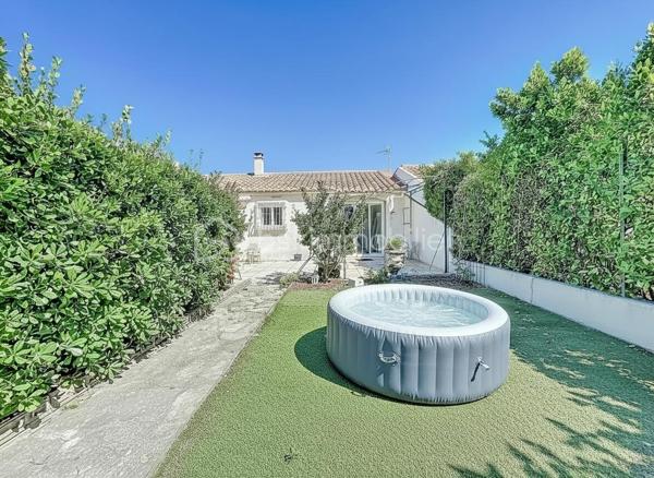 Située sur la rive droite à Palavas-les-Flots, découvrez cette charmante villa T5 de plain-pied d’environ 95 m², implantée sur une belle parcelle de 350 m².

Dès l’entrée, vous serez séduits par une spacieuse pièce de vie baignée de lumière, sublimée par une belle hauteur sous plafond avec sa cuisine entièrement aménagée et équipée.

L’espace nuit se compose de quatre chambres, dont une agréable suite parentale, ainsi qu’une salle d’eau moderne avec douche à l’italienne et un WC indépendant.

La maison dispose également d’un espace buanderie avec mezzanine offrant de nombreuses possibilités de rangement, ainsi qu’une dépendance pouvant être aménagée en atelier, local de stockage...

À l’extérieur, vous profiterez d’un jardin agréable et spacieux sur une parcelle piscinable. Un stationnement privatif est également possible sur la propriété.

Les atouts :

* Villa de plain-pied, un bien rare sur le secteur
* Quartier calme et recherché
* Terrain piscinable
* Cheminée
* Climatisation réversible
* Menuiseries double vitrage
* Isolation récemment refaite
* Store-banne motorisé
* Portail Voiture motorisé

Une opportunité rare à Palavas-les-Flots, idéale pour une résidence principale comme pour une résidence secondaire à quelques minutes des plages et des commodités.