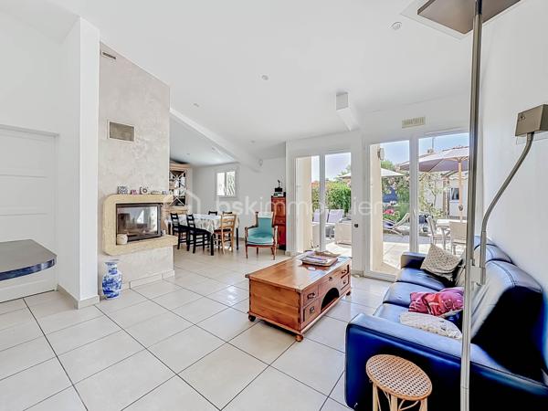 Située sur la rive droite à Palavas-les-Flots, découvrez cette charmante villa T5 de plain-pied d’environ 95 m², implantée sur une belle parcelle de 350 m².

Dès l’entrée, vous serez séduits par une spacieuse pièce de vie baignée de lumière, sublimée par une belle hauteur sous plafond avec sa cuisine entièrement aménagée et équipée.

L’espace nuit se compose de quatre chambres, dont une agréable suite parentale, ainsi qu’une salle d’eau moderne avec douche à l’italienne et un WC indépendant.

La maison dispose également d’un espace buanderie avec mezzanine offrant de nombreuses possibilités de rangement, ainsi qu’une dépendance pouvant être aménagée en atelier, local de stockage...

À l’extérieur, vous profiterez d’un jardin agréable et spacieux sur une parcelle piscinable. Un stationnement privatif est également possible sur la propriété.

Les atouts :

* Villa de plain-pied, un bien rare sur le secteur
* Quartier calme et recherché
* Terrain piscinable
* Cheminée
* Climatisation réversible
* Menuiseries double vitrage
* Isolation récemment refaite
* Store-banne motorisé
* Portail Voiture motorisé

Une opportunité rare à Palavas-les-Flots, idéale pour une résidence principale comme pour une résidence secondaire à quelques minutes des plages et des commodités.