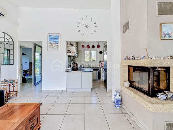Située sur la rive droite à Palavas-les-Flots, découvrez cette charmante villa T5 de plain-pied d’environ 95 m², implantée sur une belle parcelle de 350 m².

Dès l’entrée, vous serez séduits par une spacieuse pièce de vie baignée de lumière, sublimée par une belle hauteur sous plafond avec sa cuisine entièrement aménagée et équipée.

L’espace nuit se compose de quatre chambres, dont une agréable suite parentale, ainsi qu’une salle d’eau moderne avec douche à l’italienne et un WC indépendant.

La maison dispose également d’un espace buanderie avec mezzanine offrant de nombreuses possibilités de rangement, ainsi qu’une dépendance pouvant être aménagée en atelier, local de stockage...

À l’extérieur, vous profiterez d’un jardin agréable et spacieux sur une parcelle piscinable. Un stationnement privatif est également possible sur la propriété.

Les atouts :

* Villa de plain-pied, un bien rare sur le secteur
* Quartier calme et recherché
* Terrain piscinable
* Cheminée
* Climatisation réversible
* Menuiseries double vitrage
* Isolation récemment refaite
* Store-banne motorisé
* Portail Voiture motorisé

Une opportunité rare à Palavas-les-Flots, idéale pour une résidence principale comme pour une résidence secondaire à quelques minutes des plages et des commodités.