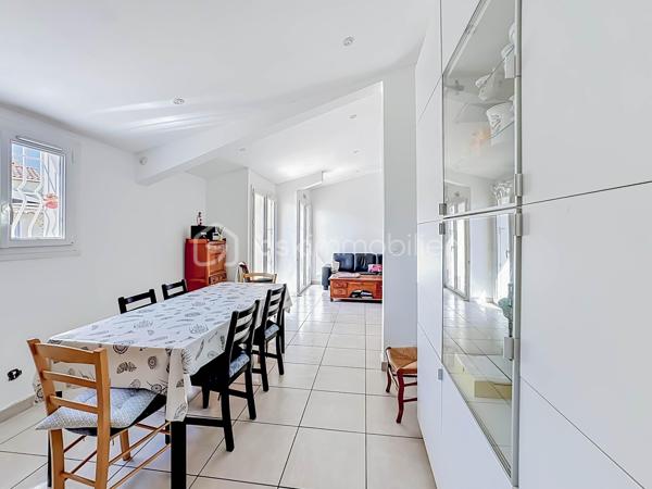 Située sur la rive droite à Palavas-les-Flots, découvrez cette charmante villa T5 de plain-pied d’environ 95 m², implantée sur une belle parcelle de 350 m².

Dès l’entrée, vous serez séduits par une spacieuse pièce de vie baignée de lumière, sublimée par une belle hauteur sous plafond avec sa cuisine entièrement aménagée et équipée.

L’espace nuit se compose de quatre chambres, dont une agréable suite parentale, ainsi qu’une salle d’eau moderne avec douche à l’italienne et un WC indépendant.

La maison dispose également d’un espace buanderie avec mezzanine offrant de nombreuses possibilités de rangement, ainsi qu’une dépendance pouvant être aménagée en atelier, local de stockage...

À l’extérieur, vous profiterez d’un jardin agréable et spacieux sur une parcelle piscinable. Un stationnement privatif est également possible sur la propriété.

Les atouts :

* Villa de plain-pied, un bien rare sur le secteur
* Quartier calme et recherché
* Terrain piscinable
* Cheminée
* Climatisation réversible
* Menuiseries double vitrage
* Isolation récemment refaite
* Store-banne motorisé
* Portail Voiture motorisé

Une opportunité rare à Palavas-les-Flots, idéale pour une résidence principale comme pour une résidence secondaire à quelques minutes des plages et des commodités.