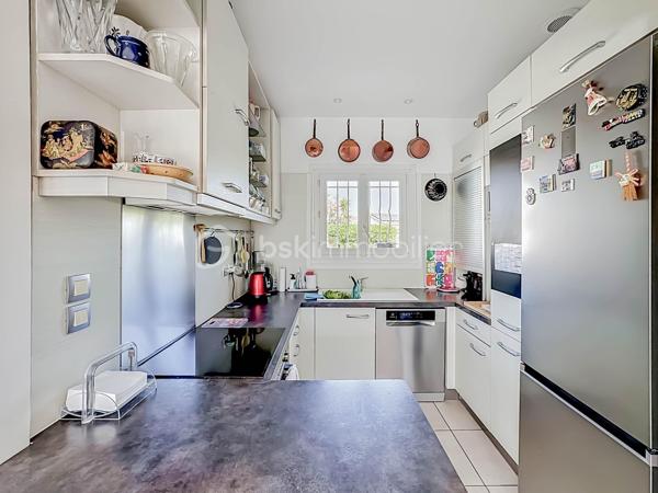 Située sur la rive droite à Palavas-les-Flots, découvrez cette charmante villa T5 de plain-pied d’environ 95 m², implantée sur une belle parcelle de 350 m².

Dès l’entrée, vous serez séduits par une spacieuse pièce de vie baignée de lumière, sublimée par une belle hauteur sous plafond avec sa cuisine entièrement aménagée et équipée.

L’espace nuit se compose de quatre chambres, dont une agréable suite parentale, ainsi qu’une salle d’eau moderne avec douche à l’italienne et un WC indépendant.

La maison dispose également d’un espace buanderie avec mezzanine offrant de nombreuses possibilités de rangement, ainsi qu’une dépendance pouvant être aménagée en atelier, local de stockage...

À l’extérieur, vous profiterez d’un jardin agréable et spacieux sur une parcelle piscinable. Un stationnement privatif est également possible sur la propriété.

Les atouts :

* Villa de plain-pied, un bien rare sur le secteur
* Quartier calme et recherché
* Terrain piscinable
* Cheminée
* Climatisation réversible
* Menuiseries double vitrage
* Isolation récemment refaite
* Store-banne motorisé
* Portail Voiture motorisé

Une opportunité rare à Palavas-les-Flots, idéale pour une résidence principale comme pour une résidence secondaire à quelques minutes des plages et des commodités.