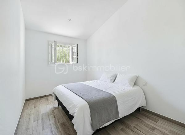 Située sur la rive droite à Palavas-les-Flots, découvrez cette charmante villa T5 de plain-pied d’environ 95 m², implantée sur une belle parcelle de 350 m².

Dès l’entrée, vous serez séduits par une spacieuse pièce de vie baignée de lumière, sublimée par une belle hauteur sous plafond avec sa cuisine entièrement aménagée et équipée.

L’espace nuit se compose de quatre chambres, dont une agréable suite parentale, ainsi qu’une salle d’eau moderne avec douche à l’italienne et un WC indépendant.

La maison dispose également d’un espace buanderie avec mezzanine offrant de nombreuses possibilités de rangement, ainsi qu’une dépendance pouvant être aménagée en atelier, local de stockage...

À l’extérieur, vous profiterez d’un jardin agréable et spacieux sur une parcelle piscinable. Un stationnement privatif est également possible sur la propriété.

Les atouts :

* Villa de plain-pied, un bien rare sur le secteur
* Quartier calme et recherché
* Terrain piscinable
* Cheminée
* Climatisation réversible
* Menuiseries double vitrage
* Isolation récemment refaite
* Store-banne motorisé
* Portail Voiture motorisé

Une opportunité rare à Palavas-les-Flots, idéale pour une résidence principale comme pour une résidence secondaire à quelques minutes des plages et des commodités.