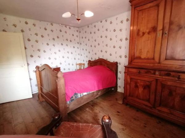 Maison à rénover avec granges et terrain St Etienne de Fursac