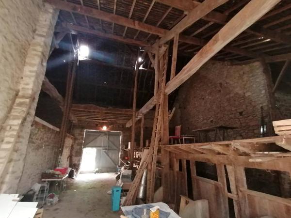 Maison à rénover avec granges et terrain St Etienne de Fursac