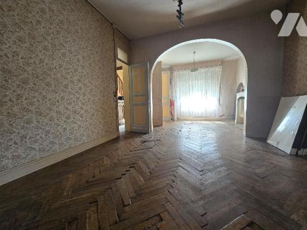 MAISON 7 PIÈCES AVEC JARDIN - BRUAY SUR ESCAUT Venez découvrir cette maison de 7 pièces d'envir...