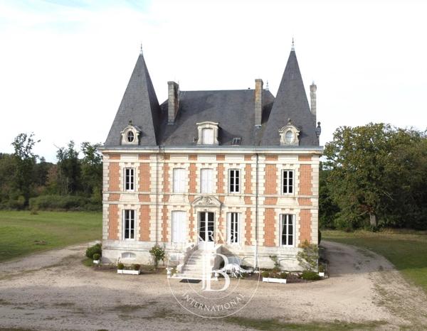 Orléans, Château 14 Chambres -  484 m² à vendre