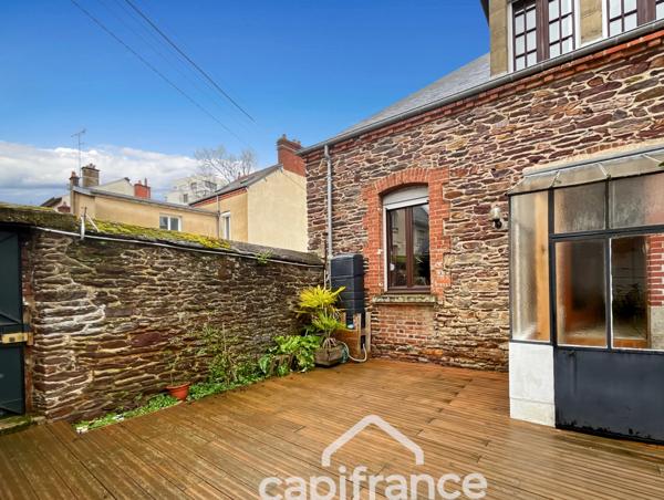 Rennes, Maison de charme Type 7 de 202 m2 (134) m2 pondérés) terrain de 218 m2 - Sous-sol de 68 m2 + Double Garage