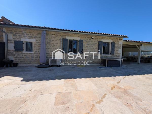 Grange restaurée dans son intégralité avec des matériaux haut de gamme, dotée d'une piscine.