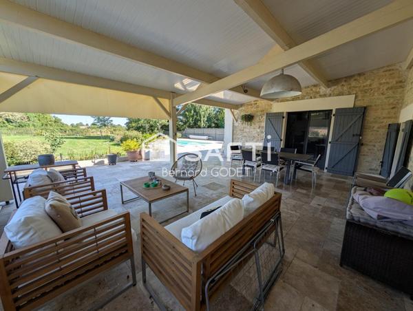 Grange restaurée dans son intégralité avec des matériaux haut de gamme, dotée d'une piscine.