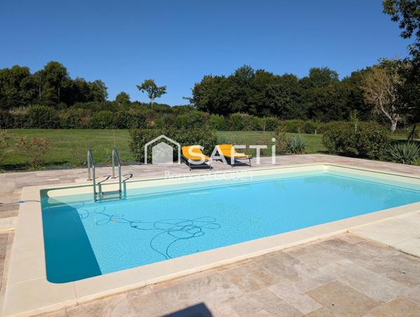 Grange restaurée dans son intégralité avec des matériaux haut de gamme, dotée d'une piscine.