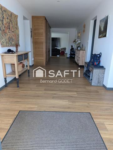 Grange restaurée dans son intégralité avec des matériaux haut de gamme, dotée d'une piscine.