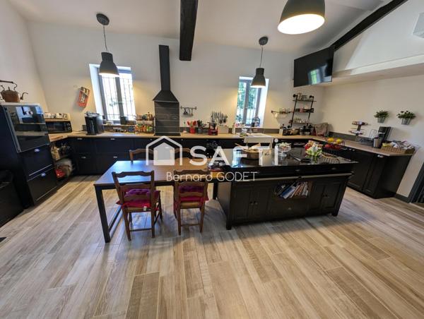 Grange restaurée dans son intégralité avec des matériaux haut de gamme, dotée d'une piscine.