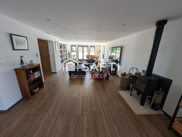 Grange restaurée dans son intégralité avec des matériaux haut de gamme, dotée d'une piscine.