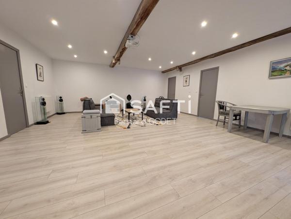 Grange restaurée dans son intégralité avec des matériaux haut de gamme, dotée d'une piscine.