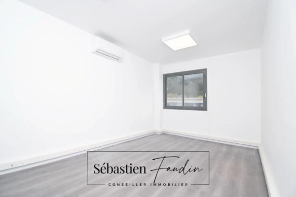 Dpt Bouches du Rhône (13), à louer GEMENOS Bureau 15 m² - Climatisation réversible - Electricité et fibre (inclus dans les charges) - Stationnement facile - Rénové
