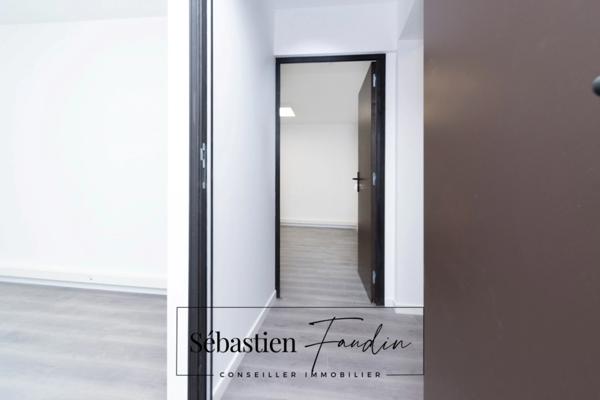 Dpt Bouches du Rhône (13), à louer GEMENOS Bureau 15 m² - Climatisation réversible - Electricité et fibre (inclus dans les charges) - Stationnement facile - Rénové