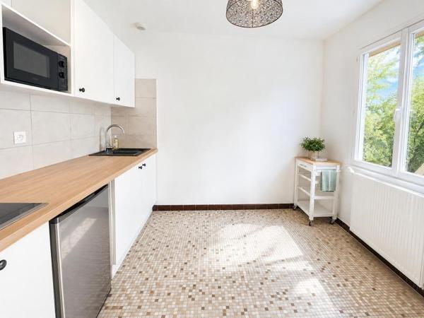 Maison à louer 690 € CC Naves 3 p 62 m² DPE C
