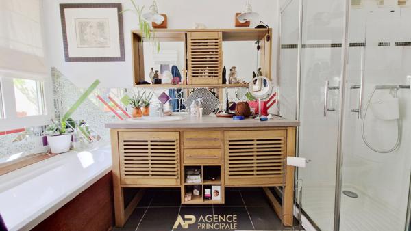 Maison plain-pied 3 chambres, 118 m2 -La Rochelle €530 250 ** - Référence ND732E