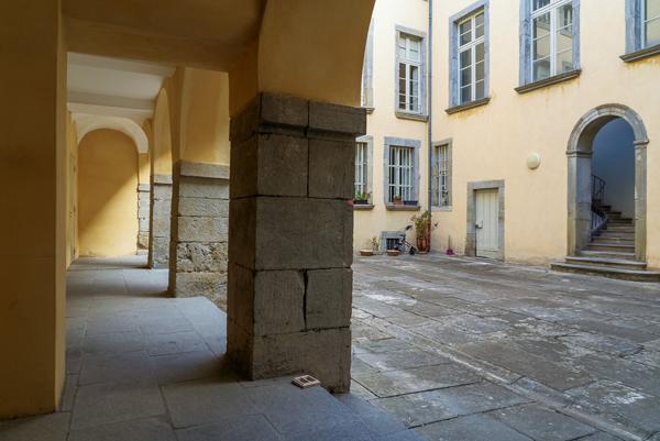 CARCASSONNE – BASTIDE ST-LOUIS Appartement T3 97m² dans un immeuble de caractère avec cour et jardin intérieur communs