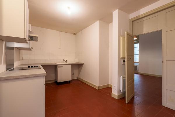 CARCASSONNE – BASTIDE ST-LOUIS Appartement T3 97m² dans un immeuble de caractère avec cour et jardin intérieur communs