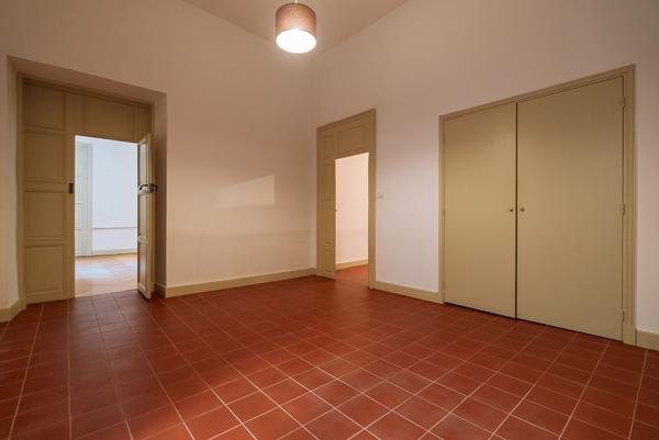 CARCASSONNE – BASTIDE ST-LOUIS Appartement T3 97m² dans un immeuble de caractère avec cour et jardin intérieur communs