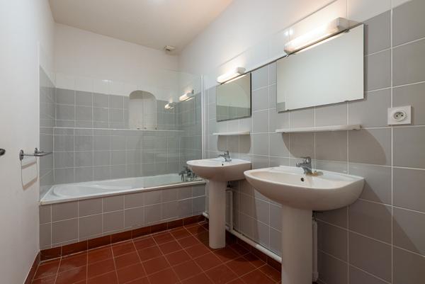 CARCASSONNE – BASTIDE ST-LOUIS Appartement T3 97m² dans un immeuble de caractère avec cour et jardin intérieur communs