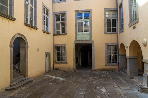 CARCASSONNE – BASTIDE ST-LOUIS Appartement T3 97m² dans un immeuble de caractère avec cour et jardin intérieur communs