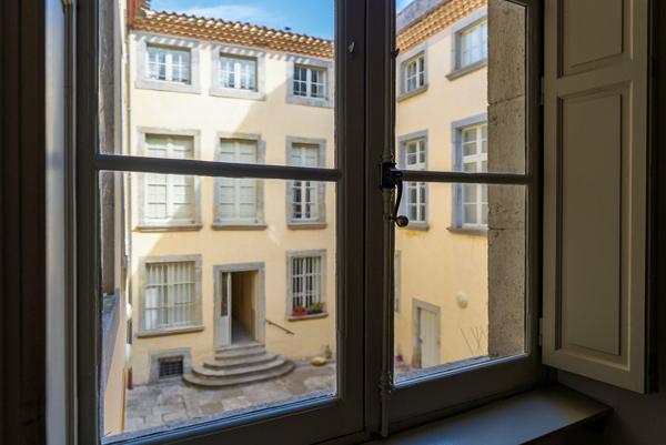 CARCASSONNE – BASTIDE ST-LOUIS Appartement T3 97m² dans un immeuble de caractère avec cour et jardin intérieur communs