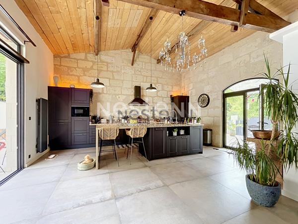 Maison en pierre rénovée 212 m²  à Cambes