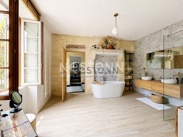 Maison en pierre rénovée 212 m²  à Cambes