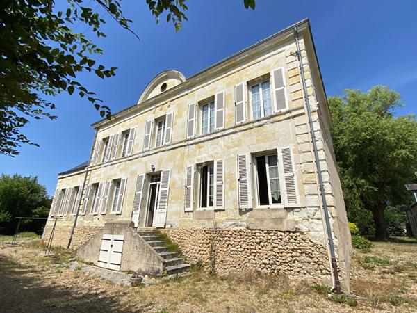 Maison de Maître à Poncé sur le Loir (72340) avec dépendances et terrain